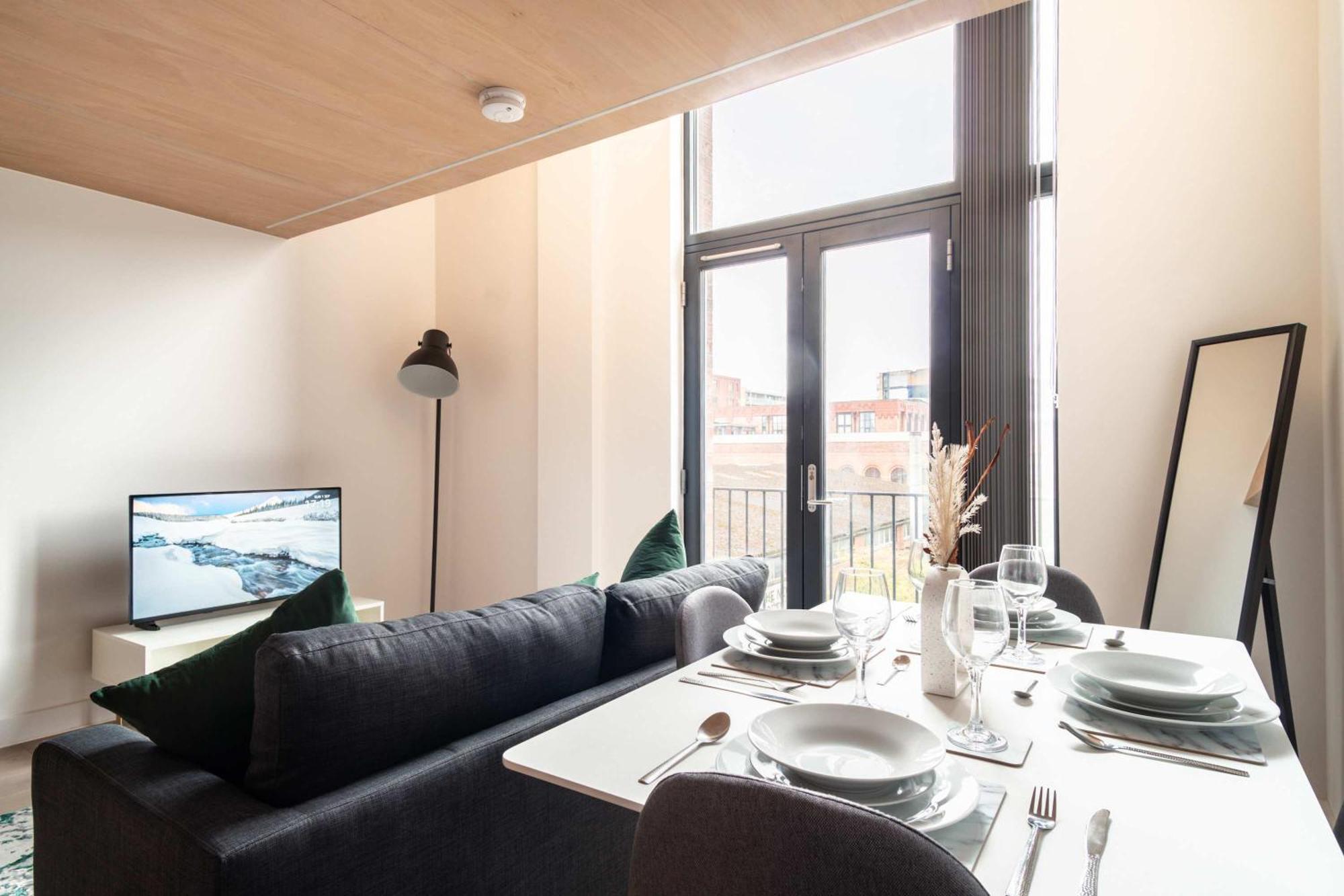 Stylish & Contemporary 2 Bed Flat In *