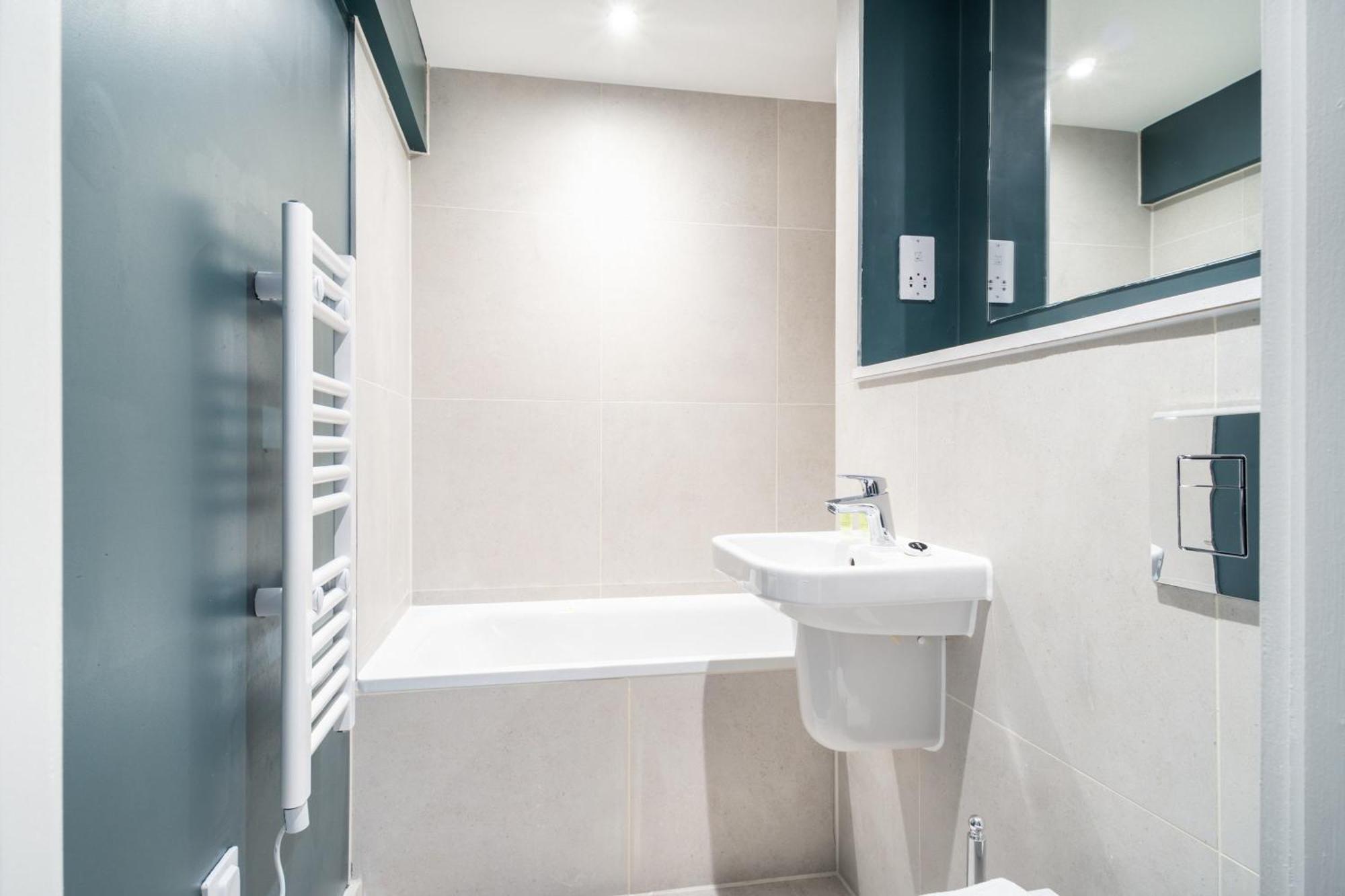 Stylish & Contemporary 2 Bed Flat In Apartamento